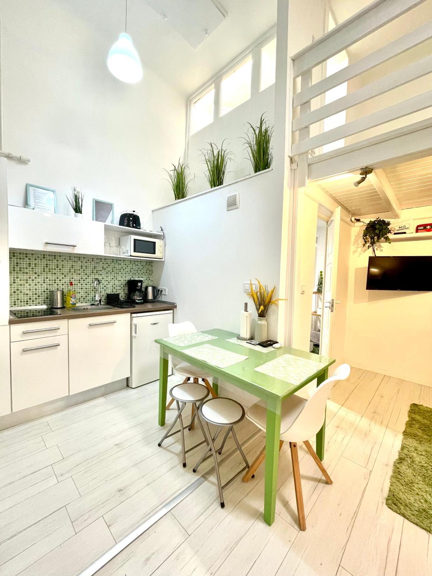 בודפשט Teresian Apartment Near The Andrassy Street Free Air Conditioner Free Coffee מראה חיצוני תמונה